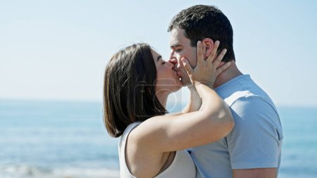 Téléchargez les photos : Beau couple debout ensemble embrasser au bord de la mer - en image libre de droit