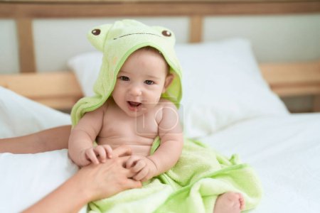 Téléchargez les photos : Adorable couverture pour tout-petit avec serviette drôle riant pour chatouilles dans la chambre - en image libre de droit