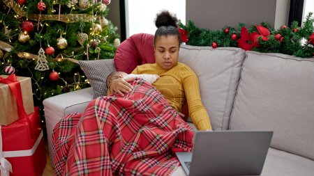 Foto de Madre e hijo celebrando la Navidad usando el portátil en casa - Imagen libre de derechos