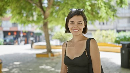 Téléchargez les photos : Jeune belle femme hispanique souriant confiance debout au parc - en image libre de droit