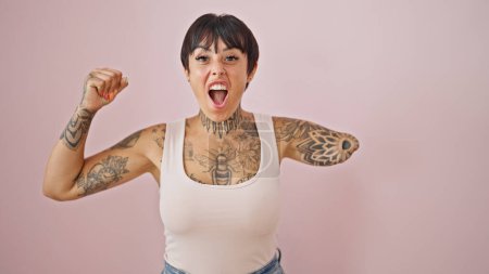 Téléchargez les photos : Femme hispanique avec le bras amputé souriant confiant célébrant sur fond rose isolé - en image libre de droit