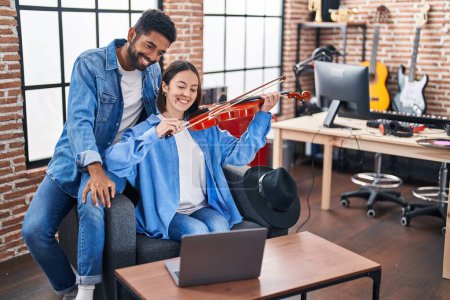 Téléchargez les photos : Musiciens hommes et femmes ayant des cours de violon en ligne au studio de musique - en image libre de droit