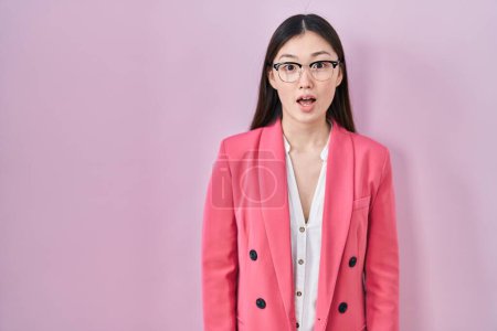 Téléchargez les photos : Entreprise chinoise jeune femme portant des lunettes peur et choqué par l'expression surprise, la peur et le visage excité. - en image libre de droit