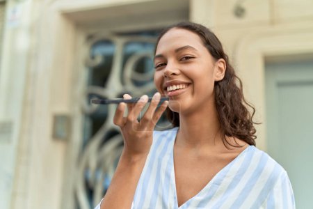 Téléchargez les photos : Young african american woman smiling confident talking on the smartphone at coffee shop terrace - en image libre de droit