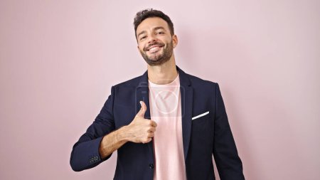 Téléchargez les photos : Jeune homme hispanique femme d'affaires faisant signe ok avec pouce vers le haut sur fond rose isolé - en image libre de droit