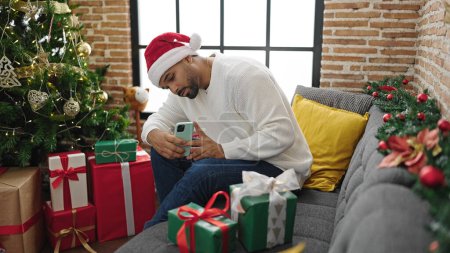 Téléchargez les photos : Africain américain faire une photo pour cadeau de Noël à la maison - en image libre de droit