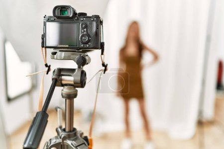 Téléchargez les photos : Jeune caucasien femme modèle ayant photo tir photo studio - en image libre de droit