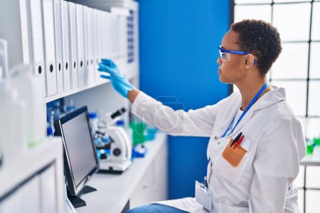Téléchargez les photos : African american woman scientist standing at laboratory - en image libre de droit
