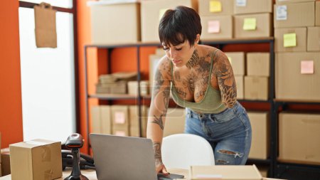 Foto de Mujer hispana con brazo amputado comercio electrónico trabajador de negocios utilizando el ordenador portátil en la oficina - Imagen libre de derechos
