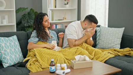 Téléchargez les photos : Homme et femme couple être malade éternuer à la maison - en image libre de droit