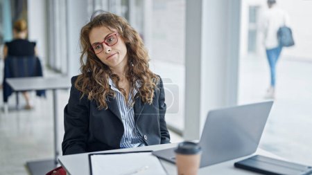 Foto de Mujer joven trabajadora de negocios usando laptop trabajando en la oficina - Imagen libre de derechos