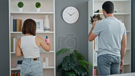 Téléchargez les photos : Beau couple nettoyage étagères à la maison - en image libre de droit