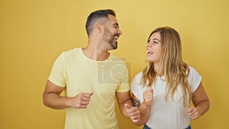 Foto de Hombre y mujer pareja sonriendo confiado bailando juntos sobre aislado amarillo fondo - Imagen libre de derechos