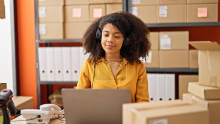 Téléchargez les photos : Africaine américaine femme commerce électronique travailleur d'affaires ayant appel vidéo au bureau - en image libre de droit
