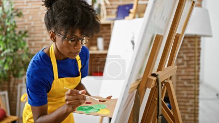 Téléchargez les photos : Artiste afro-américaine dessin au studio d'art - en image libre de droit