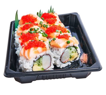 Téléchargez les photos : Plateau de livraison de délicieux rouleaux d'uramaki au saumon sur fond blanc isolé - en image libre de droit
