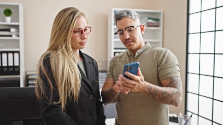 Téléchargez les photos : Travailleurs d'affaires hommes et femmes travaillant ensemble à l'aide d'un smartphone au bureau - en image libre de droit