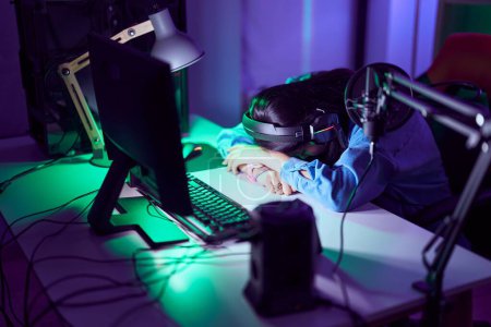 Foto de Joven mujer china streamer hizo hincapié en el uso de ordenador en la sala de juegos - Imagen libre de derechos