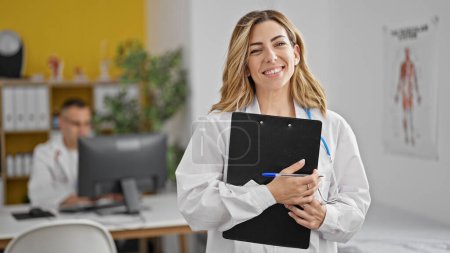 Téléchargez les photos : Médecins hommes et femmes détenant un rapport médical utilisant un ordinateur travaillant à la clinique - en image libre de droit