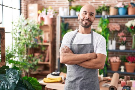Téléchargez les photos : Young bald man florist smiling confident standing with arms crossed gesture at florist - en image libre de droit