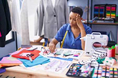 Téléchargez les photos : Femme afro-américaine tailleur stressé de travailler à la boutique de tailleur - en image libre de droit