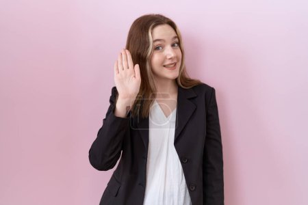 Téléchargez les photos : Jeune femme d'affaires caucasienne portant une veste noire renonçant à dire bonjour heureux et souriant, geste de bienvenue amical - en image libre de droit