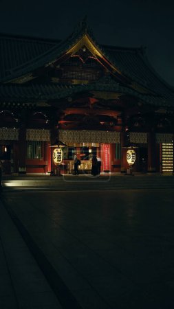 Foto de La mística escapada nocturna del templo japonés de Nopeople en medio de la arquitectura tradicional de tokyo, una representación icónica del patrimonio de edificios orientales de Japón en Asia - Imagen libre de derechos