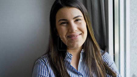 Téléchargez les photos : Jeune belle femme hispanique souriant heureux à la maison - en image libre de droit