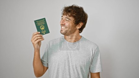 Téléchargez les photos : Rayonnant jeune homme agitant extatiquement son passeport macao, absorbant le bonheur sur fond blanc craquant! - en image libre de droit