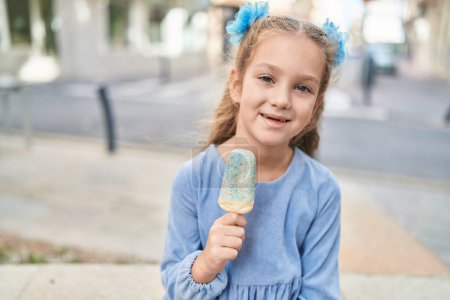 Téléchargez les photos : Adorable caucasian girl smiling confident eating ice cream at street - en image libre de droit