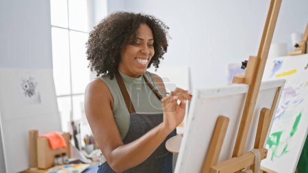 Foto de Mujer afroamericana pintando sobre lienzo en un estudio - Imagen libre de derechos