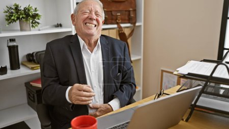 Téléchargez les photos : Homme âgé travaillant dans les affaires souffre de maux de ventre au bureau - en image libre de droit