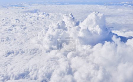 Foto de Vista aérea de nubes de cúmulo blanco esponjoso desde arriba, simbolizando la tranquilidad de la naturaleza y la belleza de la atmósfera de la tierra. - Imagen libre de derechos