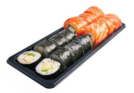 Foto de Set de sushi con salmón, aguacate y arroz sobre una bandeja negra aislada sobre fondo blanco. - Imagen libre de derechos