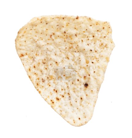 Foto de Un chip de tortilla triangular aislado sobre un fondo blanco, que representa la cocina mexicana. - Imagen libre de derechos