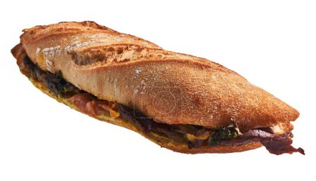 Foto de Primer plano de un sándwich abundante con espinacas, jamón, queso y pan crujiente, aislado sobre un fondo blanco. - Imagen libre de derechos