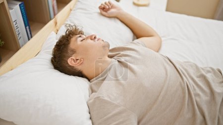 Foto de Joven hispano acostado en la cama durmiendo en el dormitorio - Imagen libre de derechos