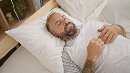 Jeune homme épuisé jouissant d'un confort confortable, dormant profondément sur un lit doux dans une scène matinale détendue dans la chambre à coucher à la maison