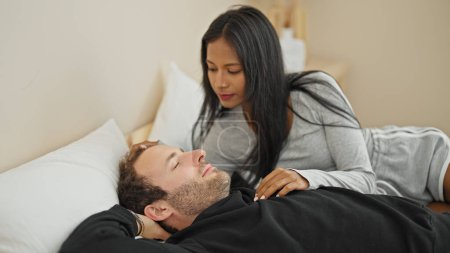 Foto de Hermosa pareja acostada en la cama mirando mientras duerme en el dormitorio - Imagen libre de derechos