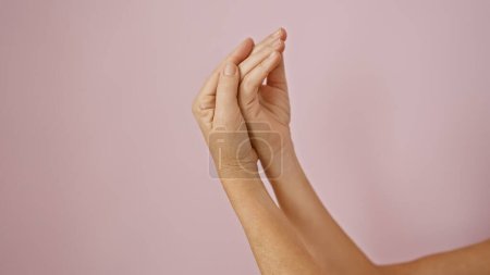 Téléchargez les photos : Les mains jointes d'une femme sur un fond rose doux, impliquant un geste de gratitude, de contemplation ou de prière. - en image libre de droit