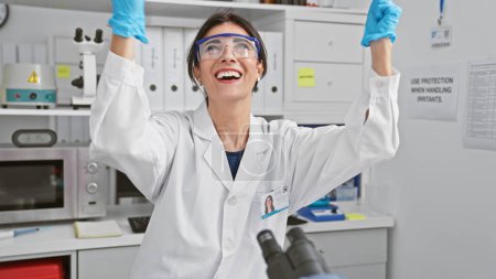 Foto de Una alegre científica madura celebrando un gran avance en un entorno de laboratorio. - Imagen libre de derechos
