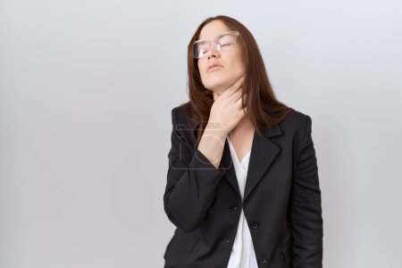 Foto de Hermosa mujer morena con chaqueta de negocios y gafas tocando el cuello doloroso, dolor de garganta para la gripe, la clod y la infección - Imagen libre de derechos