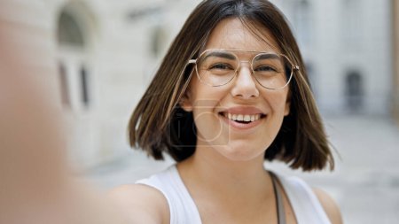Téléchargez les photos : Jeune belle femme hispanique prenant selfie dans les rues de Vienne - en image libre de droit