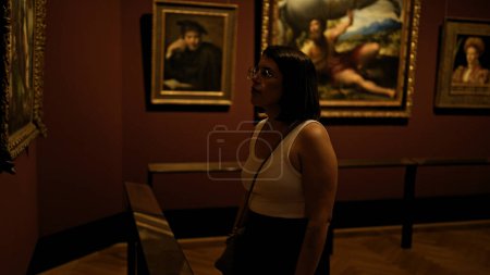 Téléchargez les photos : Jeune belle femme hispanique visitant la galerie d'art au Musée d'Art de Vienne - en image libre de droit
