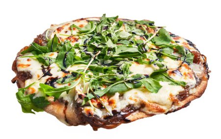 Téléchargez les photos : Pizza gastronomique isolée garnie de roquette, fromage et glaçure balsamique sur fond blanc - en image libre de droit