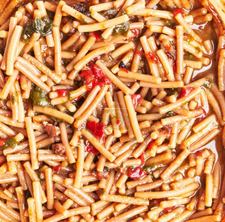 Téléchargez les photos : Gros plan de la fideua espagnole avec nouilles aux pâtes, fruits de mer, tomates et épices. - en image libre de droit