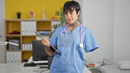 Foto de Mujer hispana con médico amputado con informe médico en la clínica - Imagen libre de derechos
