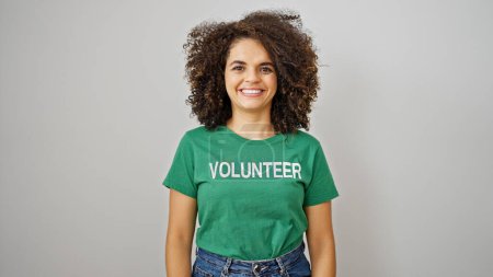 Téléchargez les photos : Jeune belle hispanique femme bénévole souriant confiant debout sur fond blanc isolé - en image libre de droit