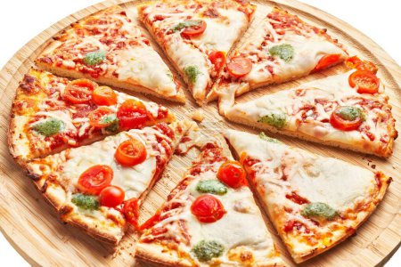 Téléchargez les photos : Délicieuses tranches de pizza italienne caprese sur fond blanc isolé - en image libre de droit