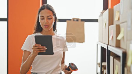 Foto de Mujer afroamericana comercio electrónico trabajador de negocios escaneando paquetes en la oficina - Imagen libre de derechos